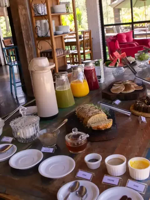 Café da Villa Verde com sucos naturais, bolos e doces em ambiente aconchegante.