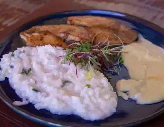 Prato com arroz, feijão, frango e salada, destaque na Villa Verde, Chales, com ambiente acolhedor e.