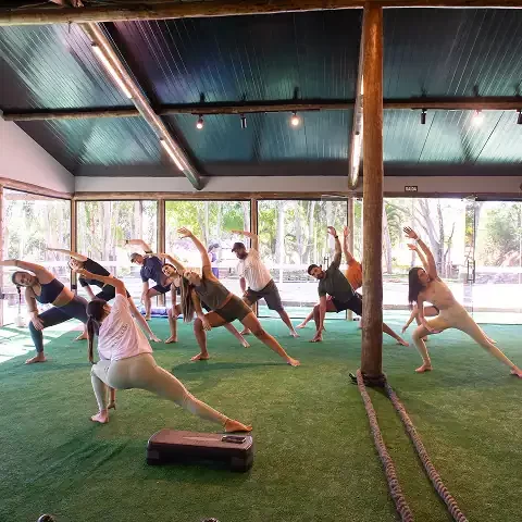 Prática de yoga ao ar livre na Villa Verde, espaço relaxante e conectado à natureza.