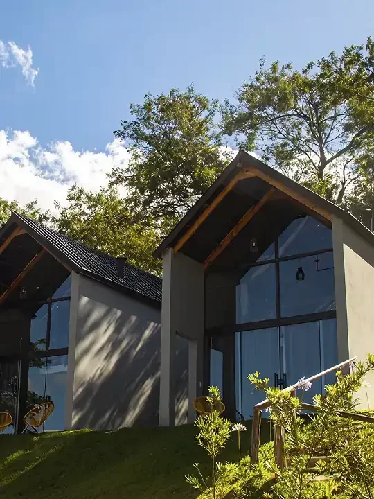 Casa moderna com grandes janelas e vista para a natureza na Villa Verde.